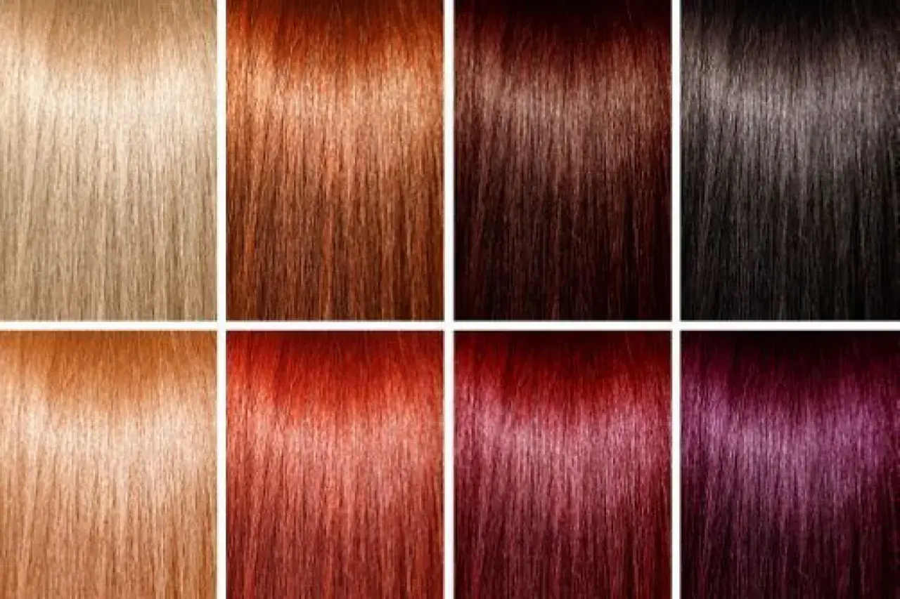 Échantillons de mèches de cheveux : blond, roux, brun, noir, cuivré, rouge vif, bordeaux et violet. Une palette pour aider à connaitre sa couleur de cheveux idéale.