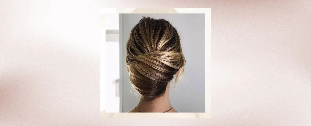 Chic chignon torsadé, une idée de coiffure pour la rentrée parfaite pour un look élégant et sophistiqué.
