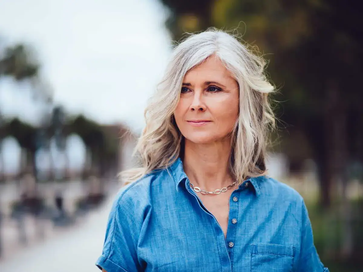 Femme aux cheveux blancs, pose naturelle. Le henn&eacute; est une option pour sublimer la couleur, un temps de pose id&eacute;al pour un r&eacute;sultat &eacute;clatant.