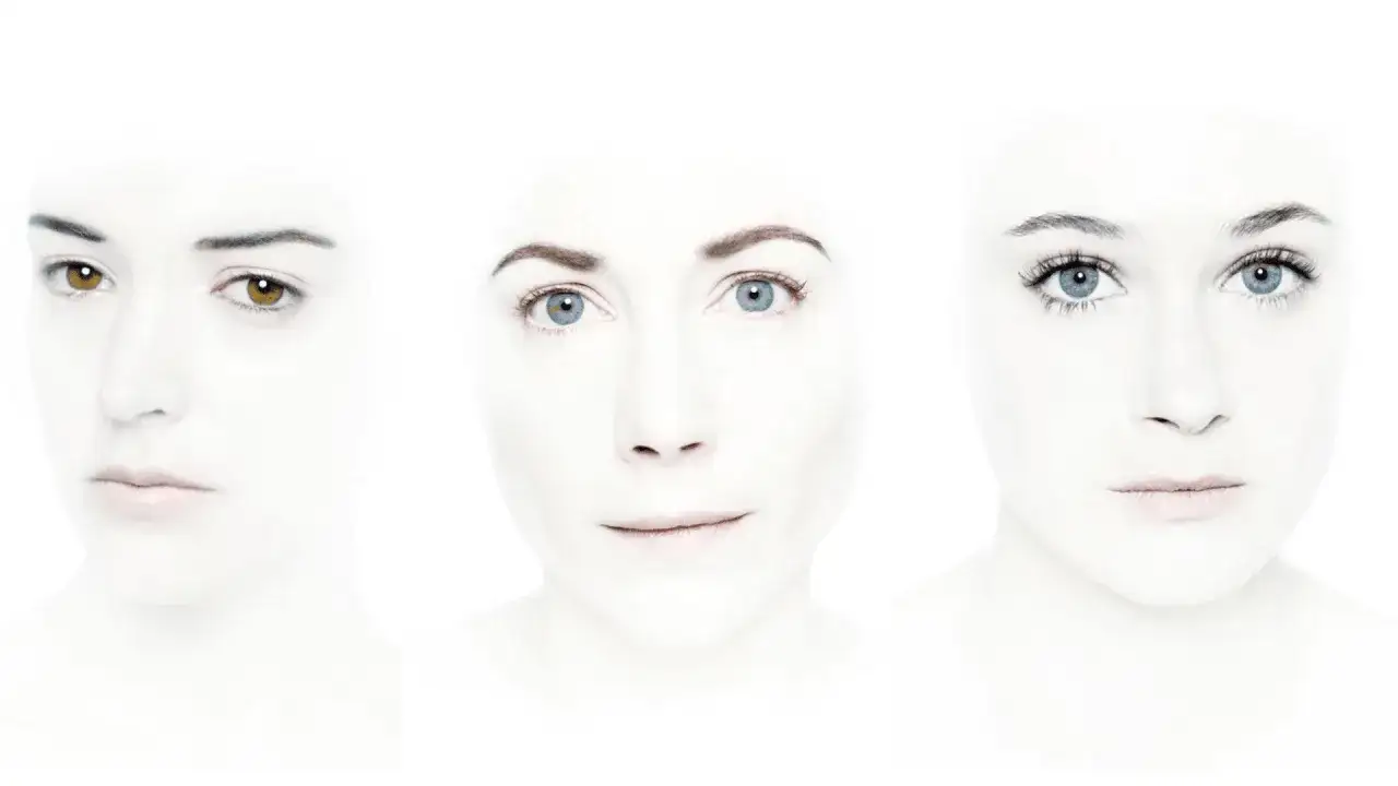 Trois visages féminins, aux regards intenses, se demandent quelle coupe de cheveux pour moi.