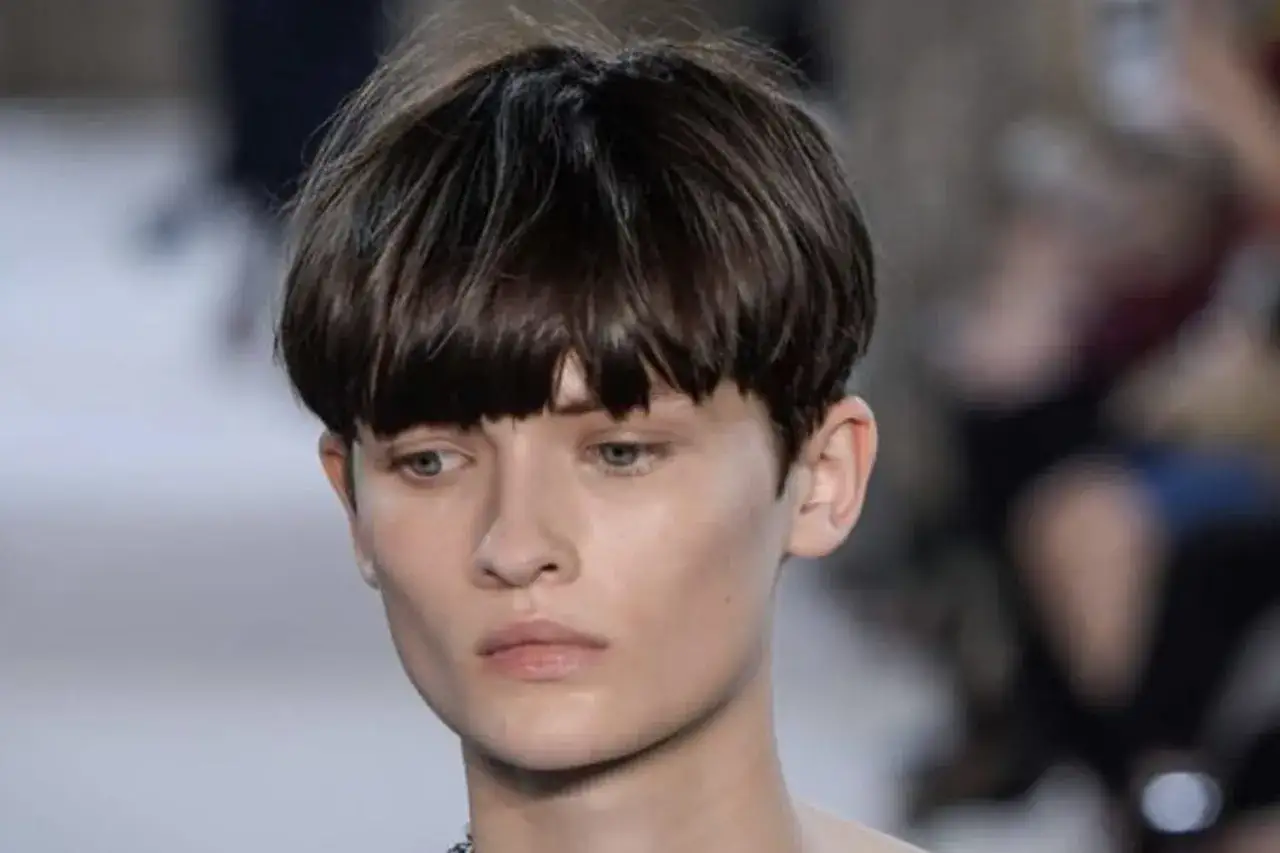 Mannequin avec une coupe au bol brune, regardant de c&ocirc;t&eacute;.