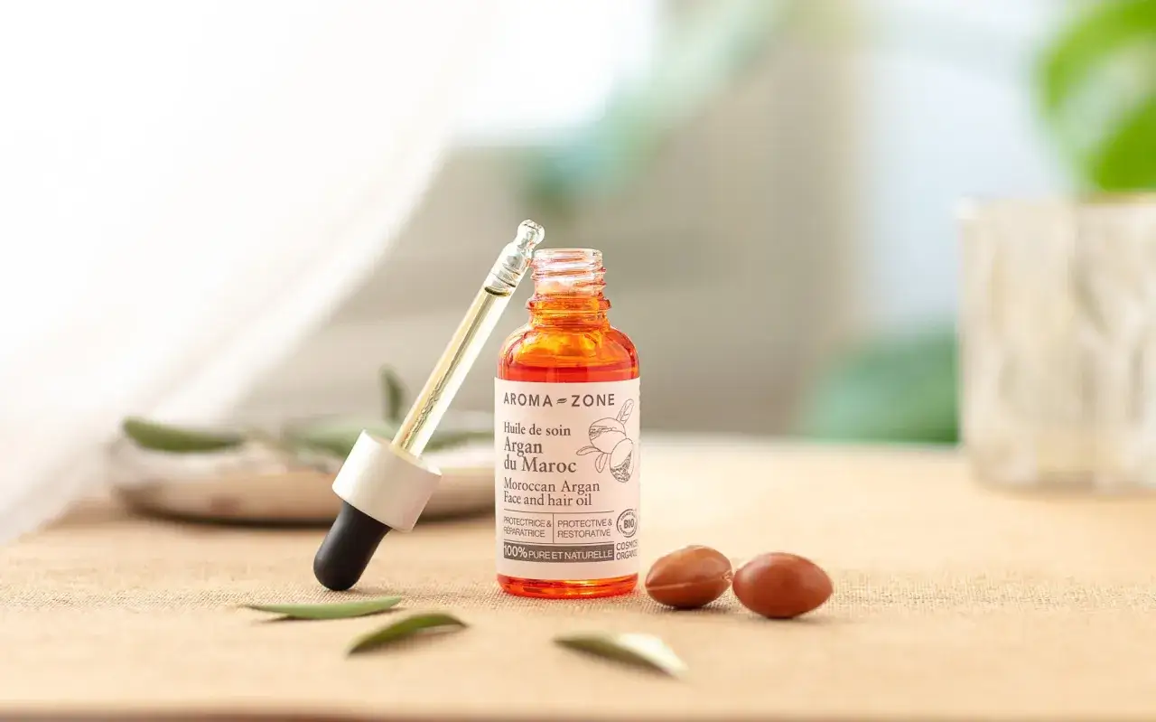 Huile d'argan bio, une solution naturelle pour les cheveux fourchus. Une goutte de soin pur et naturel pour des cheveux r&eacute;par&eacute;s.