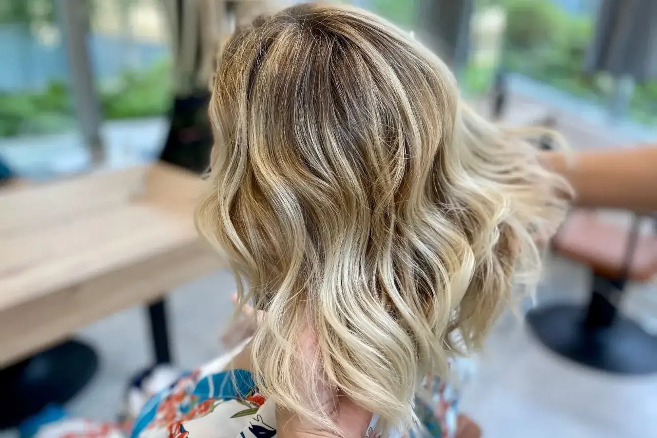 Chevelure blonde aux reflets subtils, une coloration ton sur ton qui illumine naturellement.
