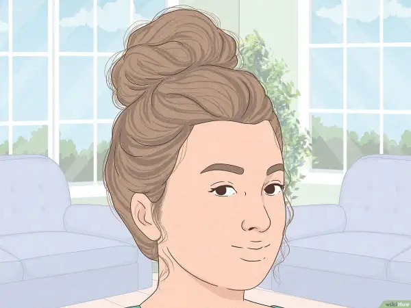 Une jeune femme arbore un chignon flou, parfait pour un look décontracté. Apprenez comment faire un chignon flou facilement.