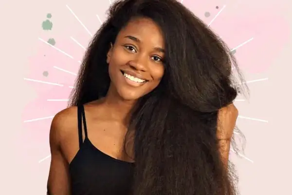 Une jeune femme souriante aux longs cheveux bruns, rêvant de faire pousser ses cheveux de 10 cm en 20 jours.