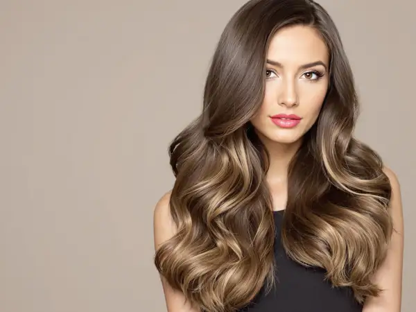 Magnifique balayage meche blonde sur cheveux noir, des ondulations douces et un regard captivant.