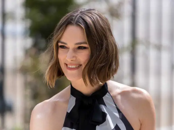 Coiffure femme 45 ans cheveux fins : un carré flou et ondulé, sublimant un visage souriant.